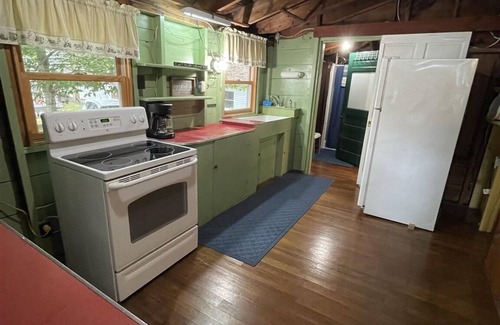South Casco Cabaña | Cozy rustic cottage with country charm