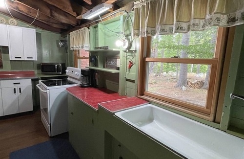 South Casco Cabaña | Cozy rustic cottage with country charm