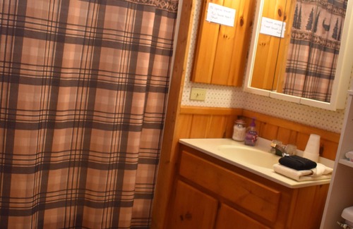 Forestport Cabina | Cozy Rustic Forestport Cabin: Centrally Located Just Before Adirondack Park 😊