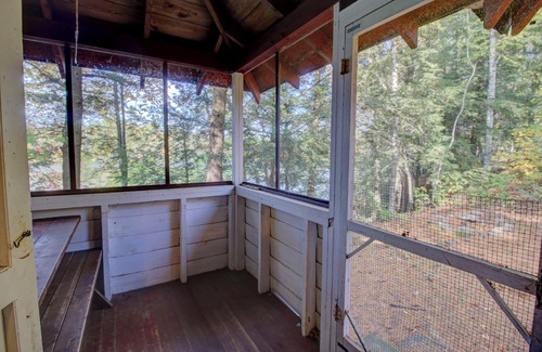 Lac du Flambeau Cabina | Cozy Rustic, Lakeside, Wisconsin Northwoods Cabin with private dock-Pet Friendly
