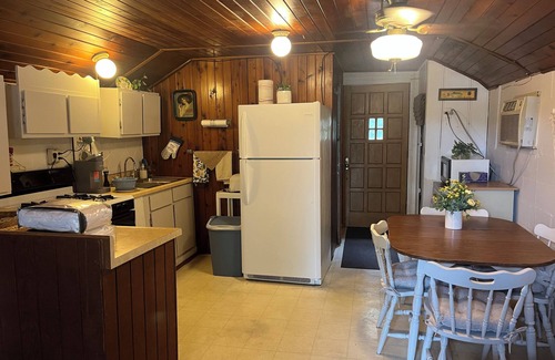 Lake of the Ozarks Cabina | Cozy rustic lakefront cabin with AC and WiFi in charming Camdenton