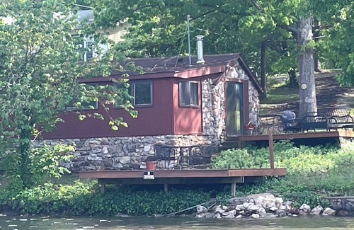 Lake of the Ozarks Cabina | Cozy rustic lakefront cabin with AC and WiFi in charming Camdenton