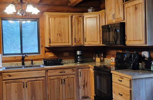 Kingston Cabina | Cozy, rustic private cabin in the woods! Skip to the river & CDA bike trail!