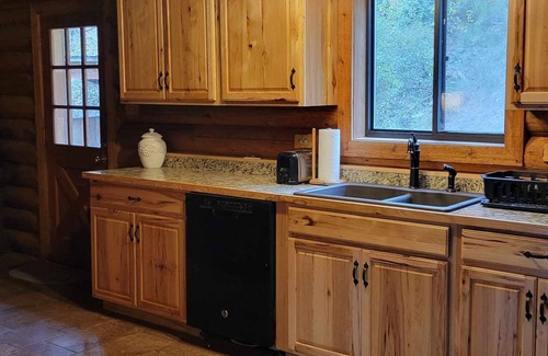 Kingston Cabina | Cozy, rustic private cabin in the woods! Skip to the river & CDA bike trail!
