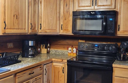 Kingston Cabina | Cozy, rustic private cabin in the woods! Skip to the river & CDA bike trail!