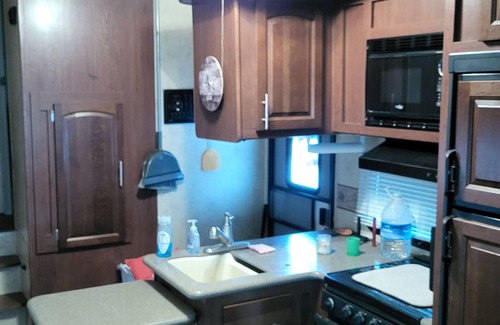 Pineland Casa | Cozy RV at Blue Springs Landing with all the comforts of home.