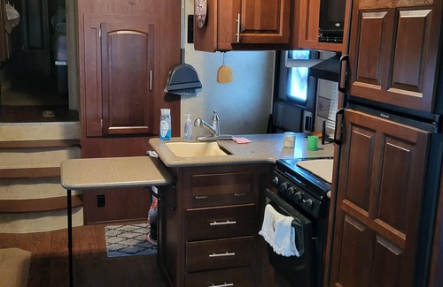 Pineland Casa | Cozy RV at Blue Springs Landing with all the comforts of home.