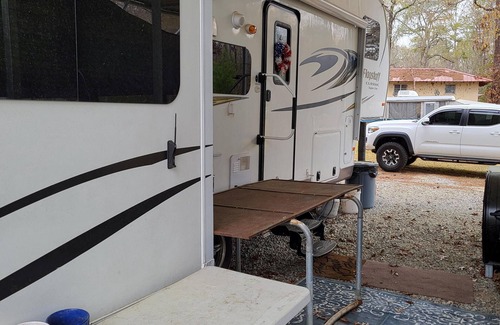 Pineland Casa | Cozy RV at Blue Springs Landing with all the comforts of home.