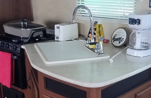 Lincolnton Alquiler De RV | Cozy RV Cabin Sitting on a Privately owned Campground in wonderful Lincolnton NC