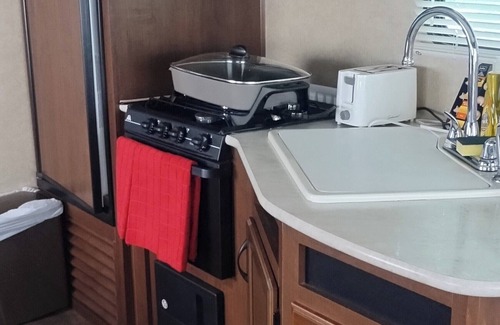 Lincolnton Alquiler De RV | Cozy RV Cabin Sitting on a Privately owned Campground in wonderful Lincolnton NC