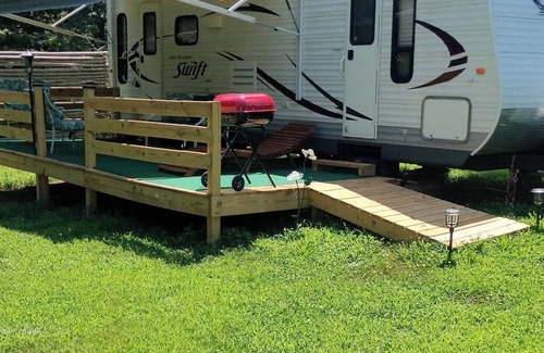 Lincolnton Alquiler De RV | Cozy RV Cabin Sitting on a Privately owned Campground in wonderful Lincolnton NC