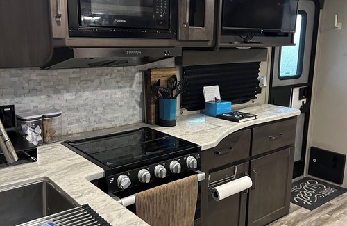 Tropic Casa | Cozy RV in Beach Art District in Melbourne with AC, WiFi, & Pet-Friendly!