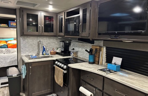 Tropic Casa | Cozy RV in Beach Art District in Melbourne with AC, WiFi, & Pet-Friendly!