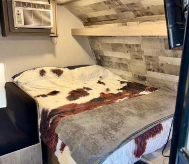 Clearlake Otro | Cozy RV in Clearlake Private Gated Entry Free WiFi and Coffee Sleeps 4