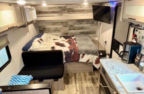 Clearlake Otro | Cozy RV in Clearlake Private Gated Entry Free WiFi and Coffee Sleeps 4