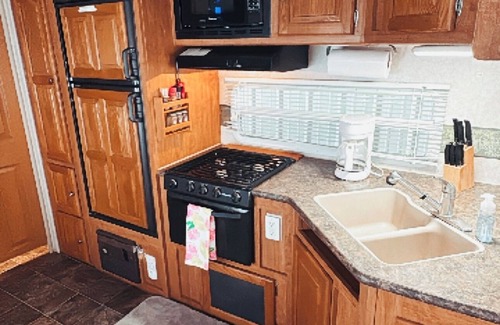 Hollister Casa | Cozy RV in private dead end - Palatka with AC