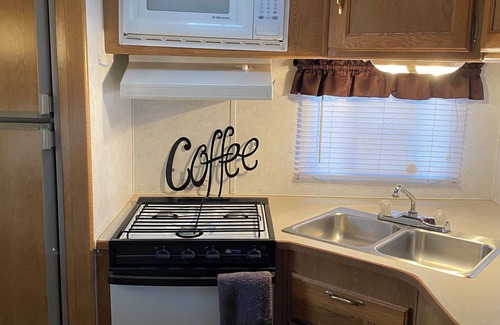 Peoria Heights Casa | Cozy RV in tranquil setting East Peoria with AC
