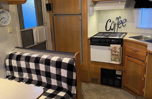 Peoria Heights Casa | Cozy RV in tranquil setting East Peoria with AC