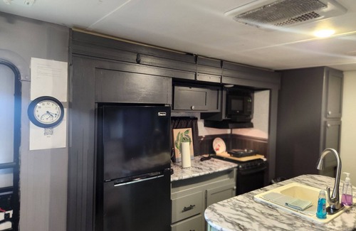 Moss Bluff Casa | Cozy RV in Tranquil Westlake with WiFi, AC