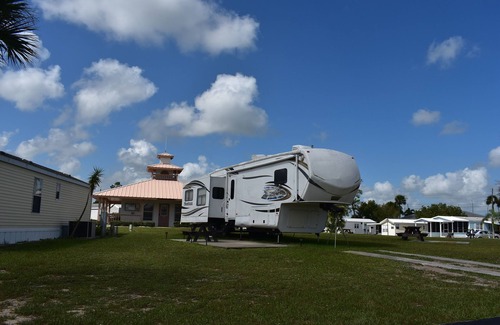 Lake Placid Casa | Cozy RV in Wonderful Lake Placid with WiFi, AC, fitness room