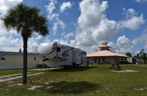 Lake Placid Casa | Cozy RV in Wonderful Lake Placid with WiFi, AC, fitness room