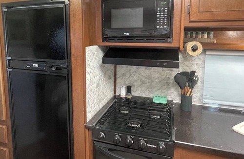 Aztec Casa | Cozy RV on working farm. 1 bedroom with queen size bed, 2 twin size beds.