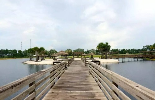 Frostproof Alquiler De RV | Cozy RV Site with Pool, Lakes and Tiki Bar in enchanting Lake Wales