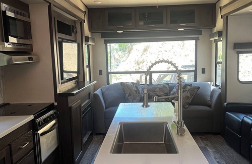 Keene Casa | Cozy RV with 2 bedrooms and WiFi, AC in Pleasant Caliente with creek access