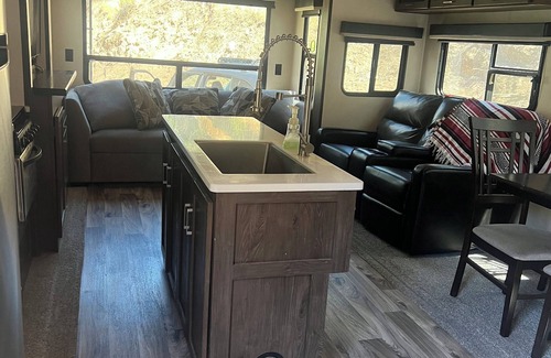 Keene Casa | Cozy RV with 2 bedrooms and WiFi, AC in Pleasant Caliente with creek access
