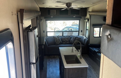 Keene Casa | Cozy RV with 2 bedrooms and WiFi, AC in Pleasant Caliente with creek access