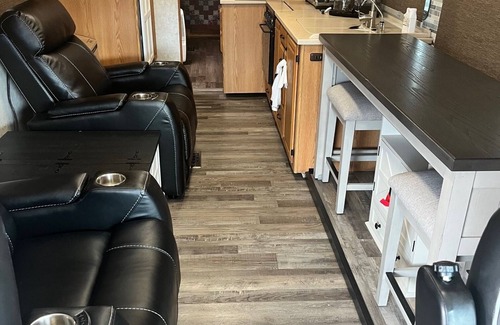 Gulf Hills Casa | Cozy RV with AC located in Ocean Springs - Biloxi Casinos nearby.