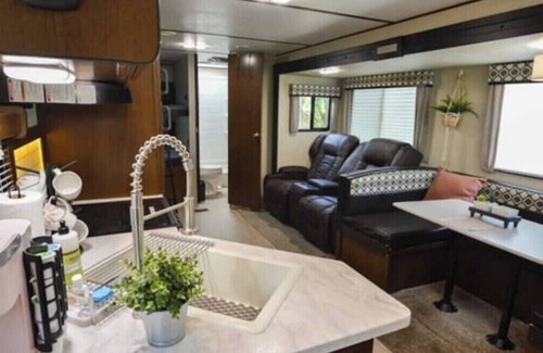 Hunt Club Casa | Cozy RV with Saltwater Pool & Hot Tub