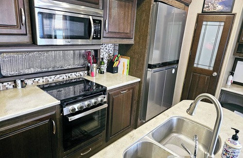 Deer Valley Casa | Cozy RV with WiFi and HVAC in Glendale/North Phoenix Luxury Fifth wheel camper