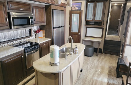 Deer Valley Casa | Cozy RV with WiFi and HVAC in Glendale/North Phoenix Luxury Fifth wheel camper