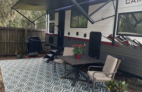 Fleming Casa | Cozy RV with WiFi, TV, and fireplace in charming Midway