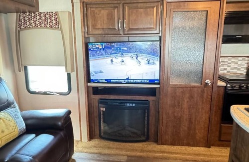 Palmetto Casa | Cozy RV with WiFi, Wood Deck w/awning in marvelous Palmetto