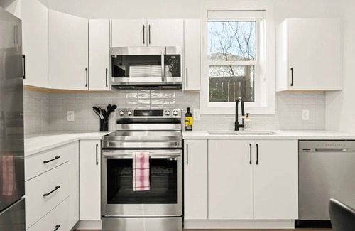 Saanich Casa | Cozy Saanich Cottage in prime location to Downtown, UVIC, Camosun, SMUS