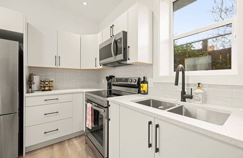 Saanich Casa | Cozy Saanich Cottage in prime location to Downtown, UVIC, Camosun, SMUS