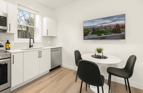 Saanich Casa | Cozy Saanich Cottage in prime location to Downtown, UVIC, Camosun, SMUS