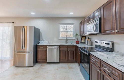 Fenton Casa | Nice home -safe & quiet - 4 BR 2.5 B -6 Queen beds