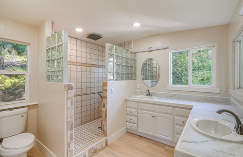 Monterey Apartamento | Cozy Salinas Studio w/Balcony & Fireplace!