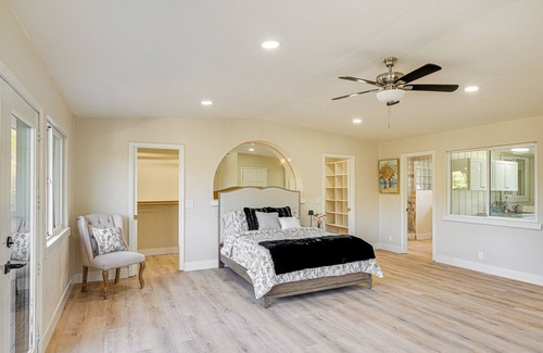 Monterey Apartamento | Cozy Salinas Studio w/Balcony & Fireplace!