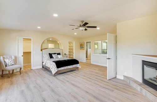 Monterey Apartamento | Cozy Salinas Studio w/Balcony & Fireplace!