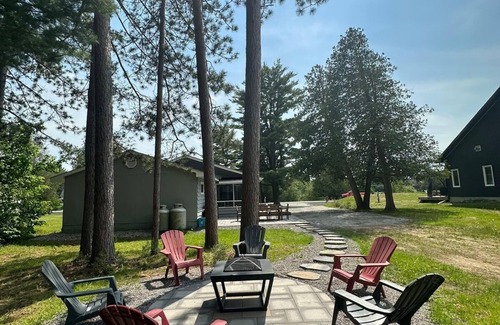 Bracebridge Cabaña | Cozy Santa’s Village Cottage