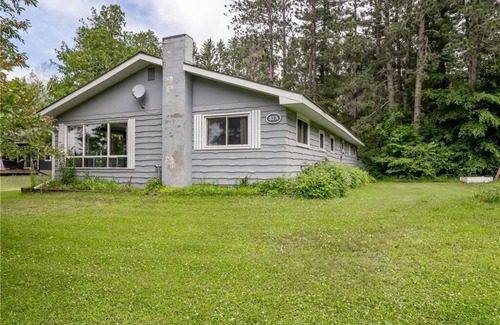 Bracebridge Cabaña | Cozy Santa’s Village Cottage