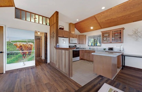 Manchester Casa | Cozy Sea View Cabin - Ocean Views - Hot Tub