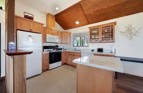 Manchester Casa | Cozy Sea View Cabin - Ocean Views - Hot Tub