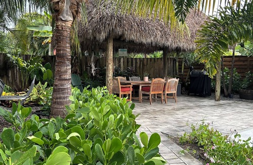 Hobe Sound Cabaña | Cozy SeaGrape Cottage ~ 5 minutes to quiet beach