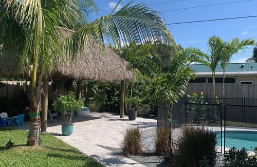 Hobe Sound Cabaña | Cozy SeaGrape Cottage ~ 5 minutes to quiet beach