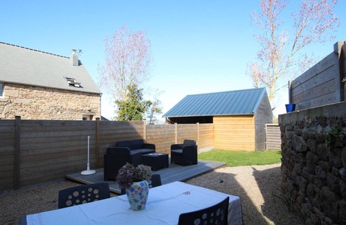 Fermanville Cabaña | Casa costera con jardín, terraza y WiFi cerca de la playa
